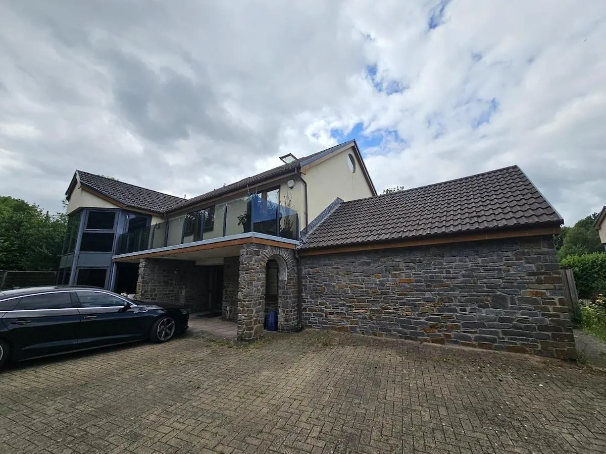 Spacious 7 Bedroom 5 Bathroom Mansion With Parking 카디프 펜션