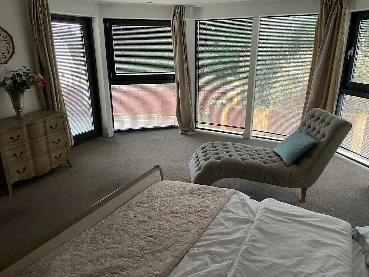 Spacious 7 Bedroom 5 Bathroom Mansion With Parking 카디프 펜션