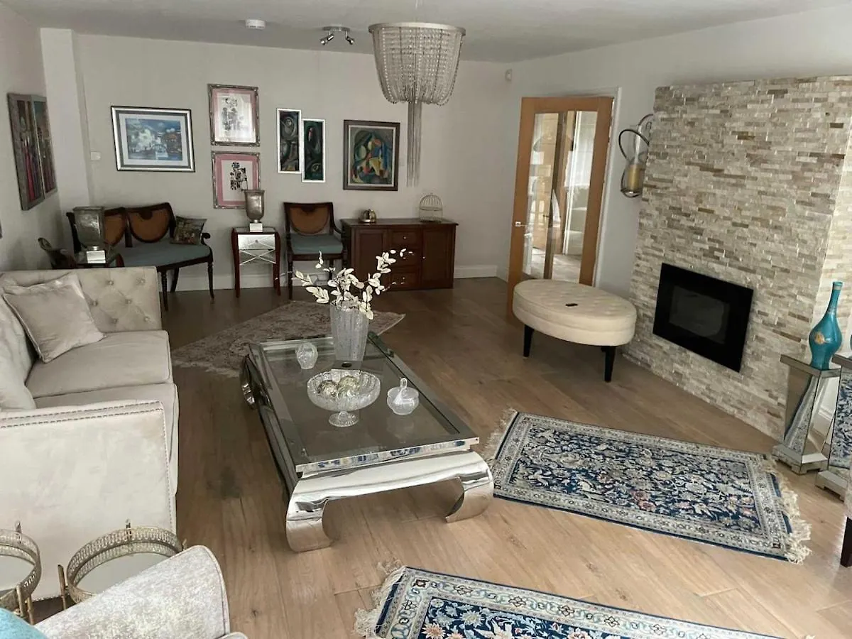 펜션 Spacious 7 Bedroom 5 Bathroom Mansion With Parking 카디프 영국