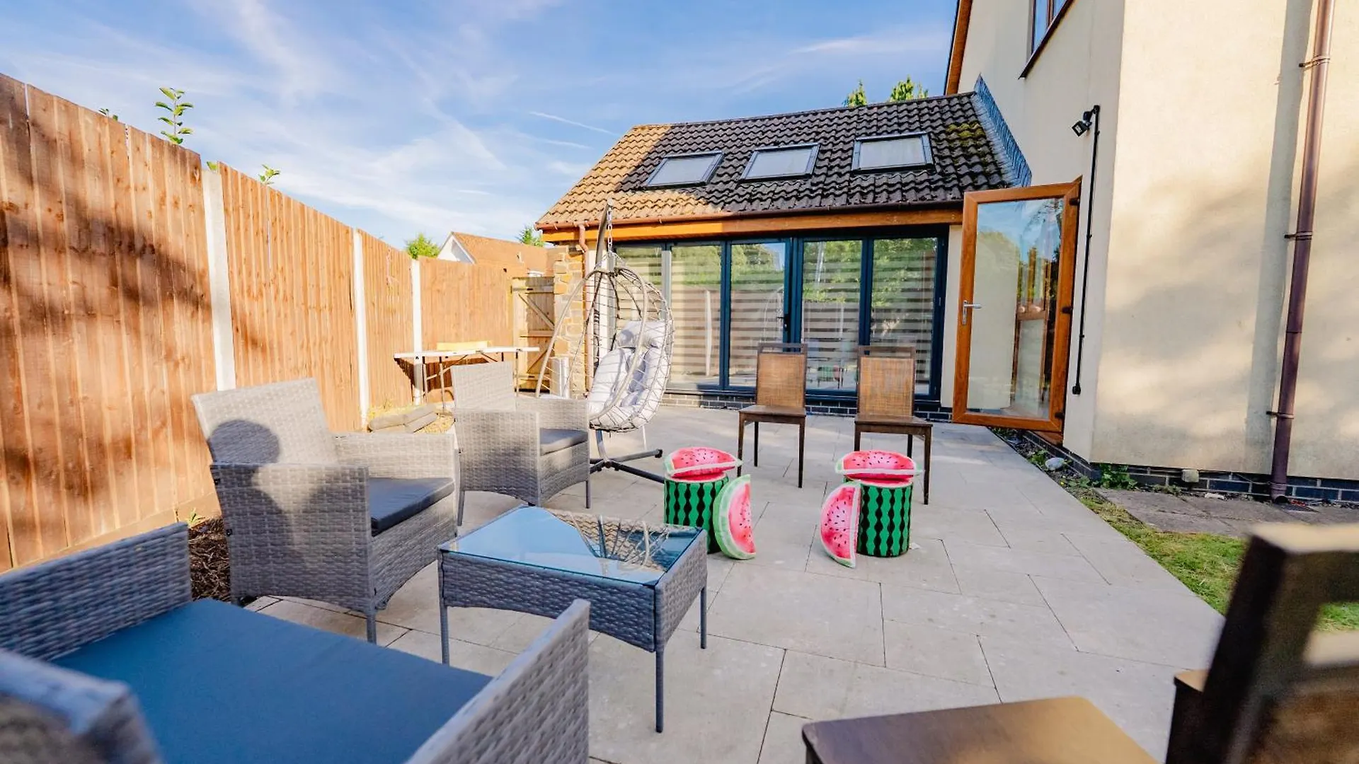 Spacious 7 Bedroom 5 Bathroom Mansion With Parking Cardiff 0*,