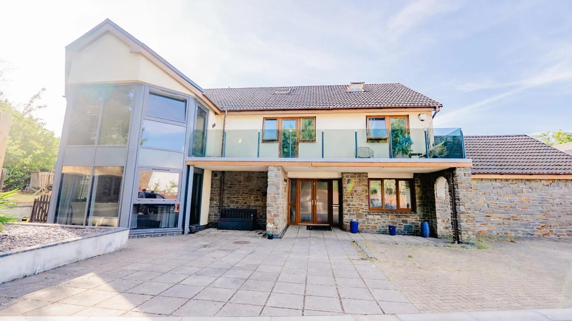 Spacious 7 Bedroom 5 Bathroom Mansion With Parking 카디프