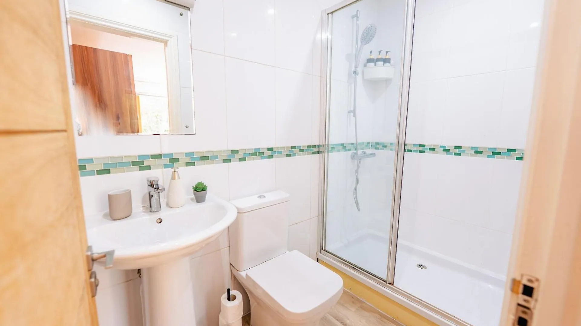 펜션 Spacious 7 Bedroom 5 Bathroom Mansion With Parking 카디프 영국