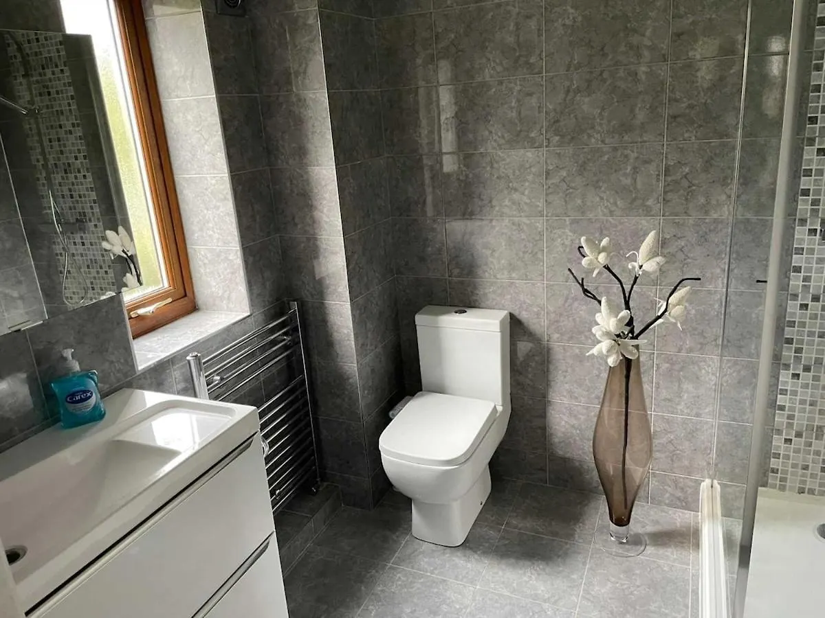 Spacious 7 Bedroom 5 Bathroom Mansion With Parking Κάρντιφ