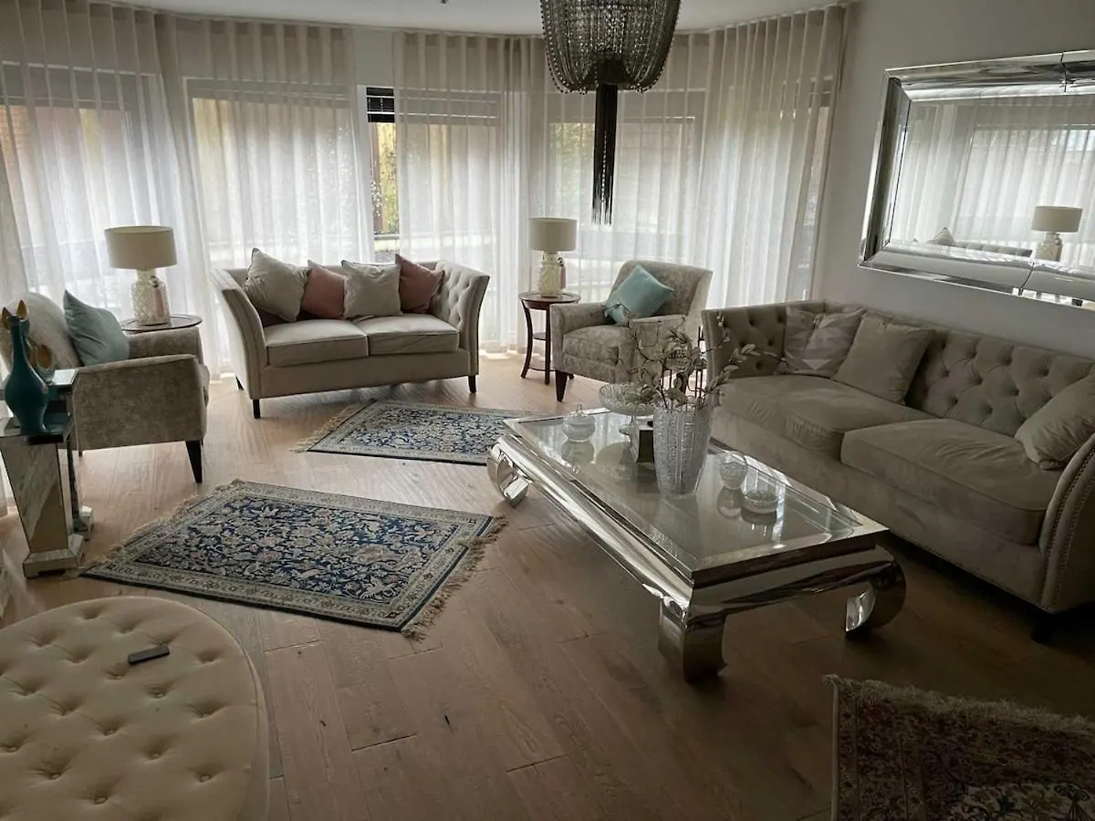 Spacious 7 Bedroom 5 Bathroom Mansion With Parking Κάρντιφ 0*,  Ηνωμένο Βασίλειο