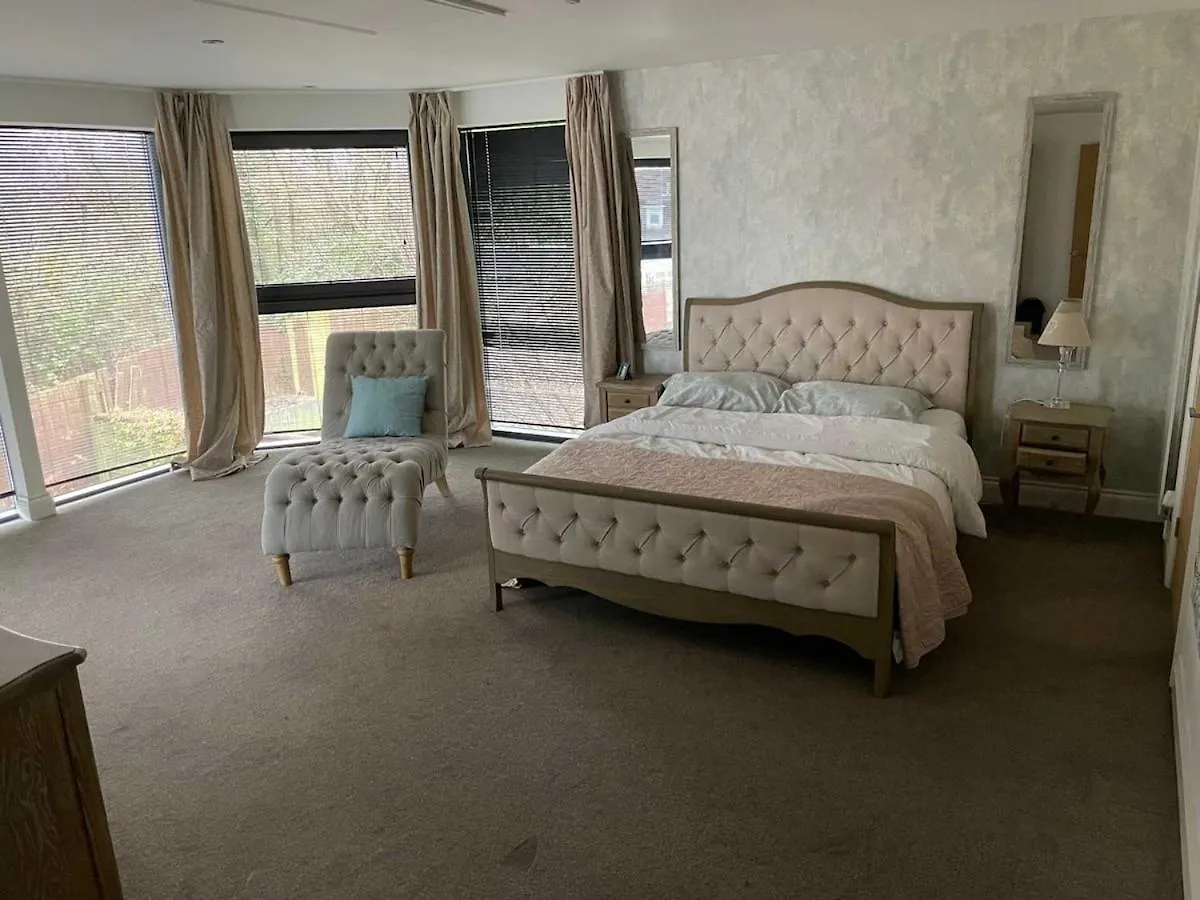 Spacious 7 Bedroom 5 Bathroom Mansion With Parking Κάρντιφ 0*,