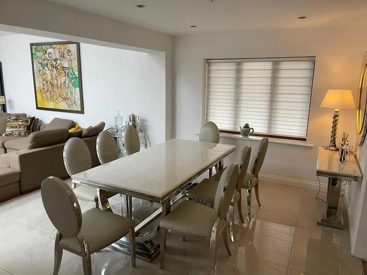 Spacious 7 Bedroom 5 Bathroom Mansion With Parking Κάρντιφ Σπίτι διακοπών