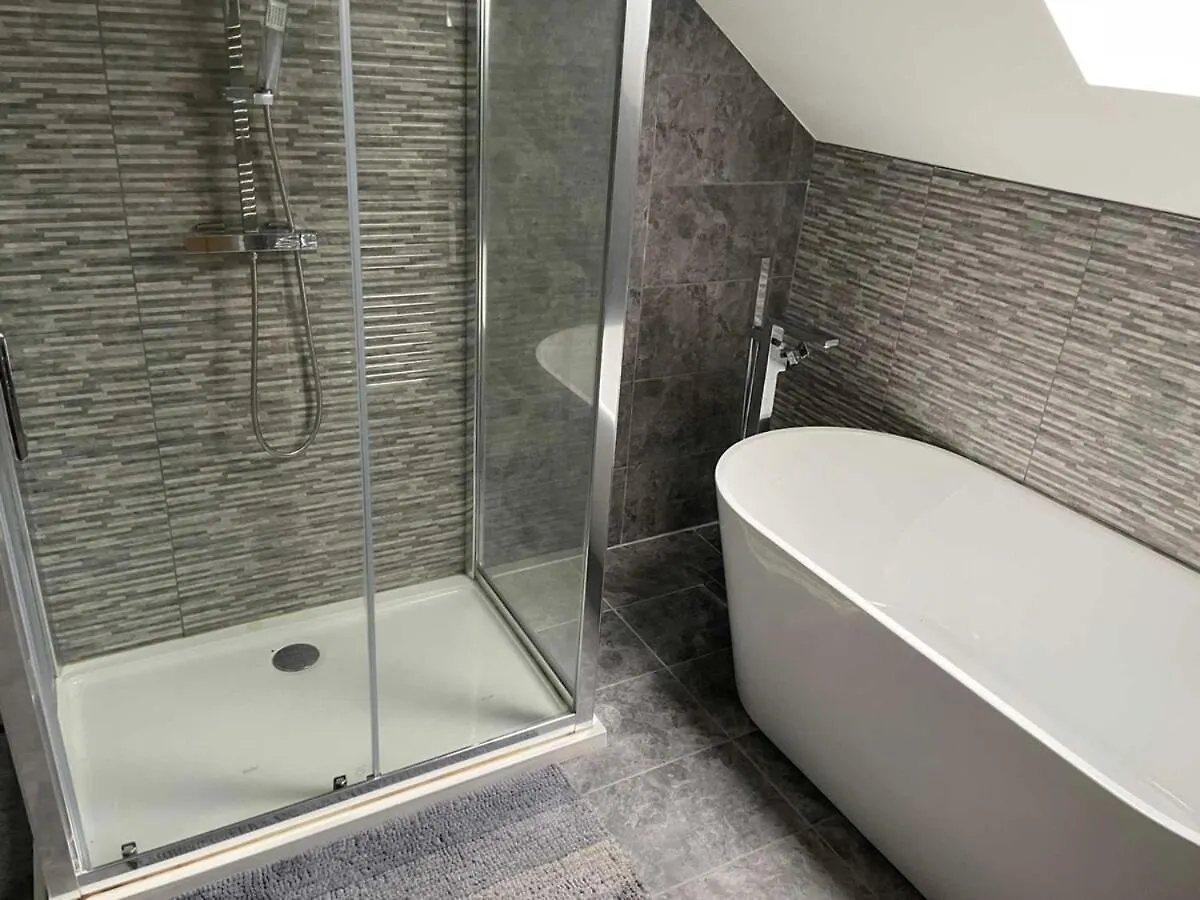 Spacious 7 Bedroom 5 Bathroom Mansion With Parking Κάρντιφ