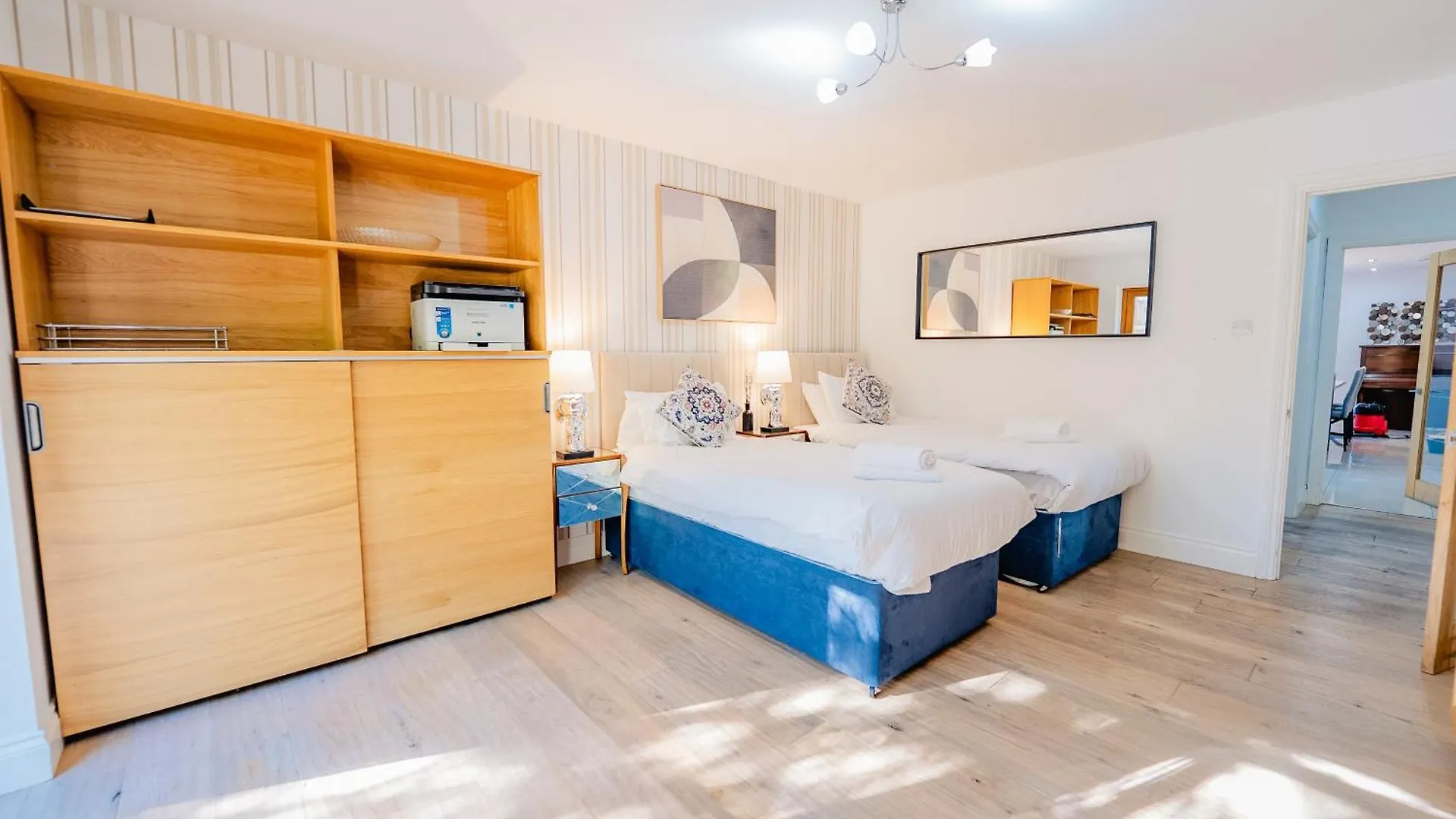 Spacious 7 Bedroom 5 Bathroom Mansion With Parking Κάρντιφ Σπίτι διακοπών